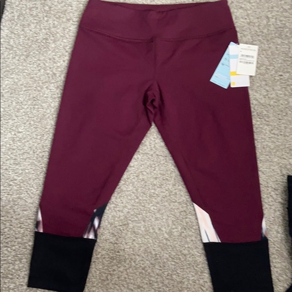 NWT! YOGA CROP LEGGINGS - Picture 2 of 4